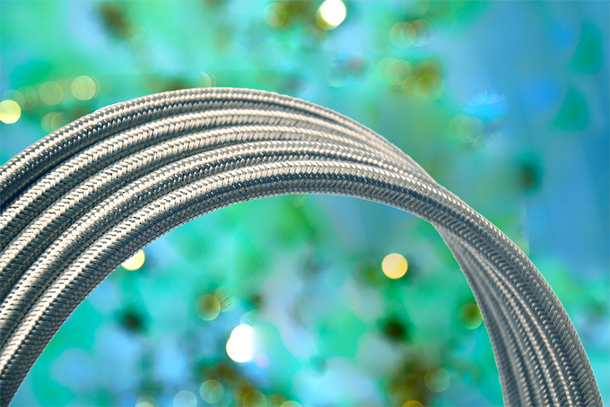 鍍金屬防波套技術(shù)滿足國(guó)防大型無人機(jī):狹小空間布線與輕量化減重80%